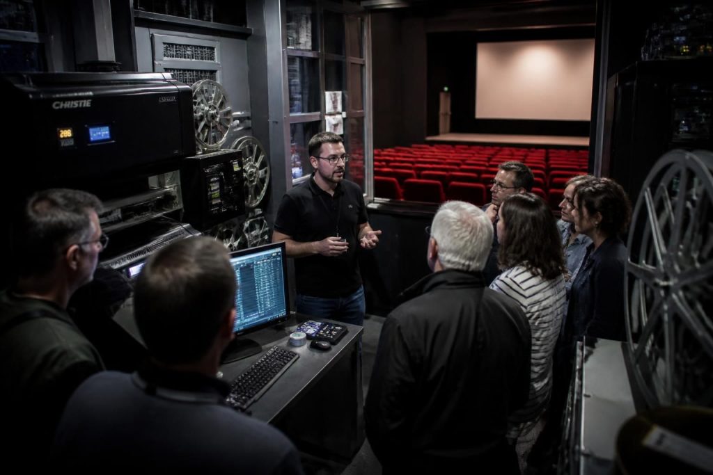 découvrez les secrets du cinéma grand quevilly lors d'une visite guidée exclusive et plongez dans les coulisses du grand écran.